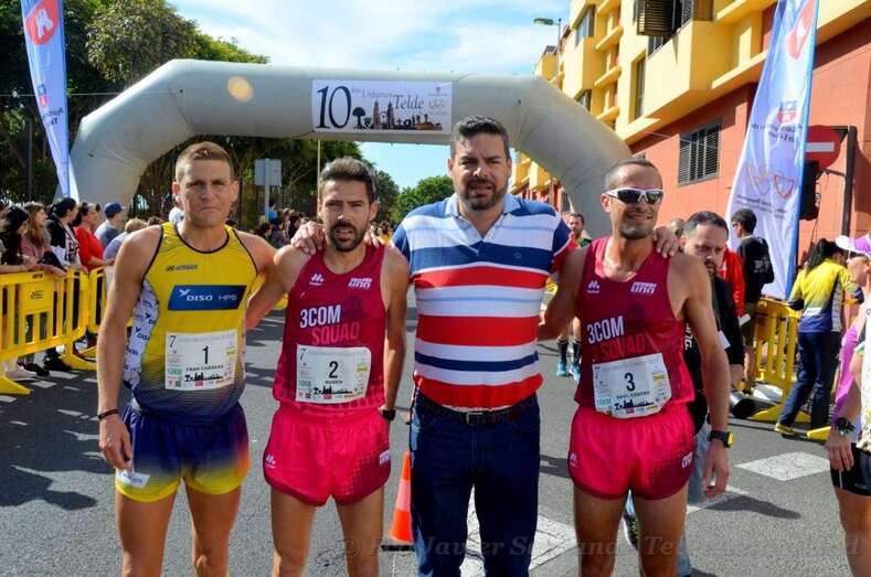 Los tres primeros clasificados de la prueba, con el concejal Diego Ojeda (Foto TA)